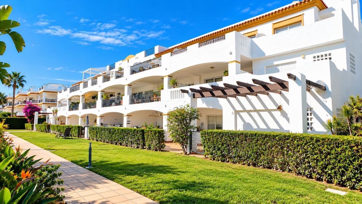 2 sypialnia Apartament na sprzedaż w La Duquesa / Puerto de la Duquesa z basenem garażem - 320 000 € (Ref: 10154282)