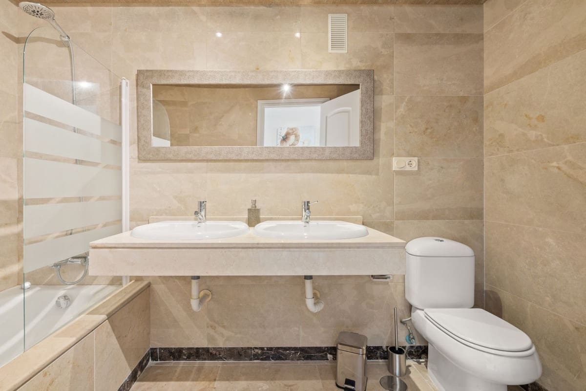 2 makuuhuone Huoneisto myytävänä paikassa La Duquesa / Puerto de la Duquesa mukana uima-altaan 
autotalli - 349 000 € (Ref: 10175278)
