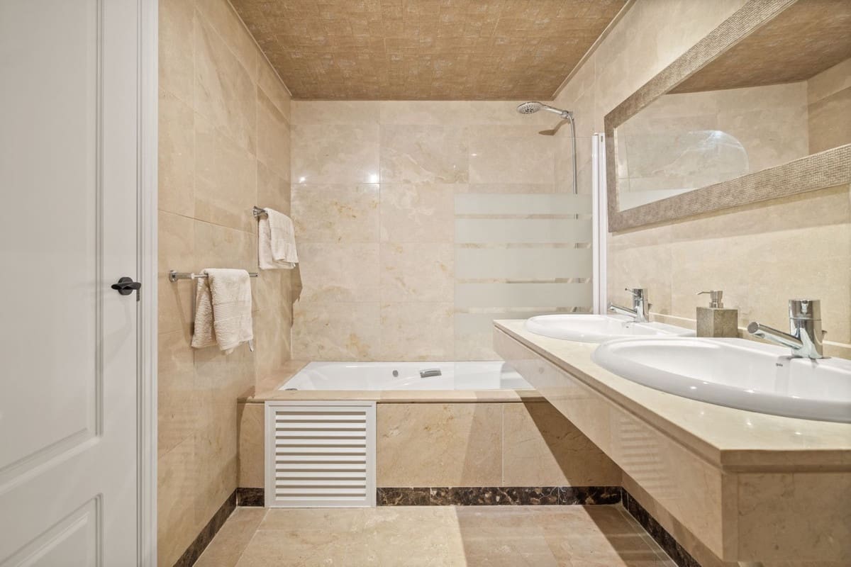 2 makuuhuone Huoneisto myytävänä paikassa La Duquesa / Puerto de la Duquesa mukana uima-altaan 
autotalli - 349 000 € (Ref: 10175278)