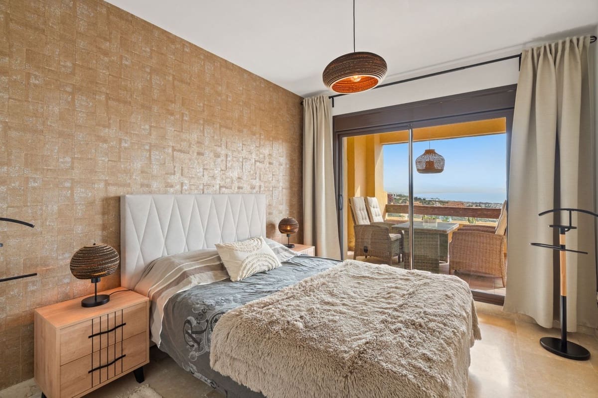 2 makuuhuone Huoneisto myytävänä paikassa La Duquesa / Puerto de la Duquesa mukana uima-altaan 
autotalli - 349 000 € (Ref: 10175278)