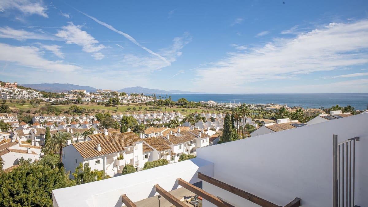 Apartamento de 2 habitaciones en La Duquesa / Puerto de la Duquesa en venta con piscina garaje - 295.000 € (Ref: 10179237)