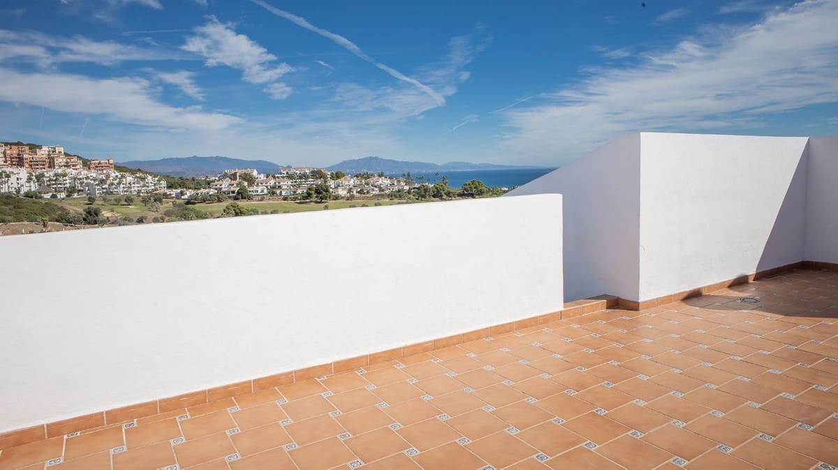 Apartamento de 2 habitaciones en La Duquesa / Puerto de la Duquesa en venta con piscina garaje - 295.000 € (Ref: 10179237)