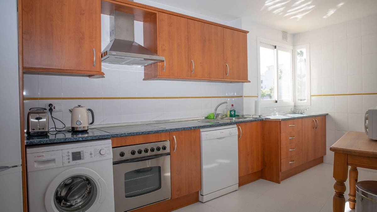 Apartamento de 2 habitaciones en La Duquesa / Puerto de la Duquesa en venta con piscina garaje - 295.000 € (Ref: 10179237)