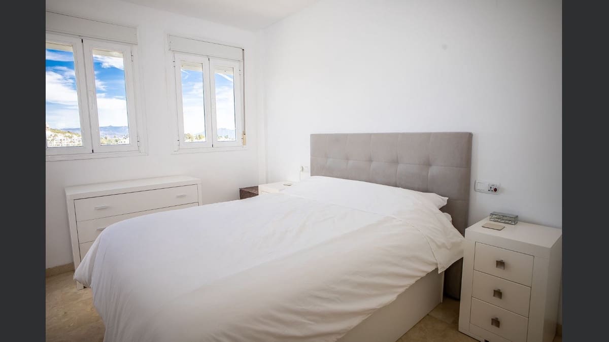 Apartamento de 2 habitaciones en La Duquesa / Puerto de la Duquesa en venta con piscina garaje - 295.000 € (Ref: 10179237)