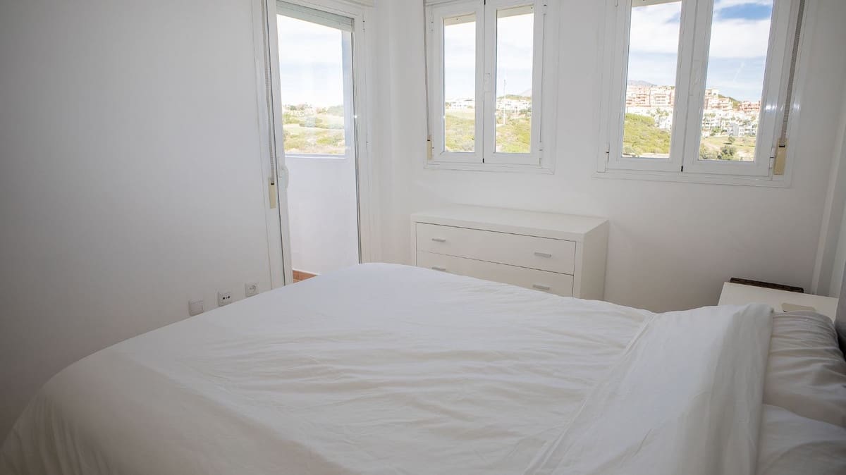 Apartamento de 2 habitaciones en La Duquesa / Puerto de la Duquesa en venta con piscina garaje - 295.000 € (Ref: 10179237)