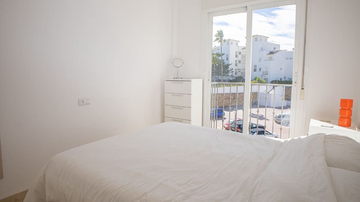 Apartamento de 2 habitaciones en La Duquesa / Puerto de la Duquesa en venta con piscina garaje - 295.000 € (Ref: 10179237)