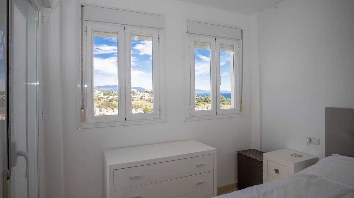 Apartamento de 2 habitaciones en La Duquesa / Puerto de la Duquesa en venta con piscina garaje - 295.000 € (Ref: 10179237)