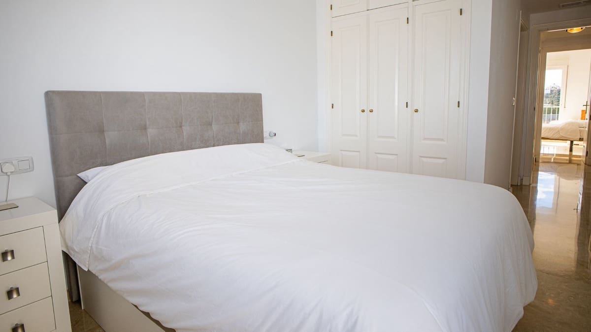 Apartamento de 2 habitaciones en La Duquesa / Puerto de la Duquesa en venta con piscina garaje - 295.000 € (Ref: 10179237)