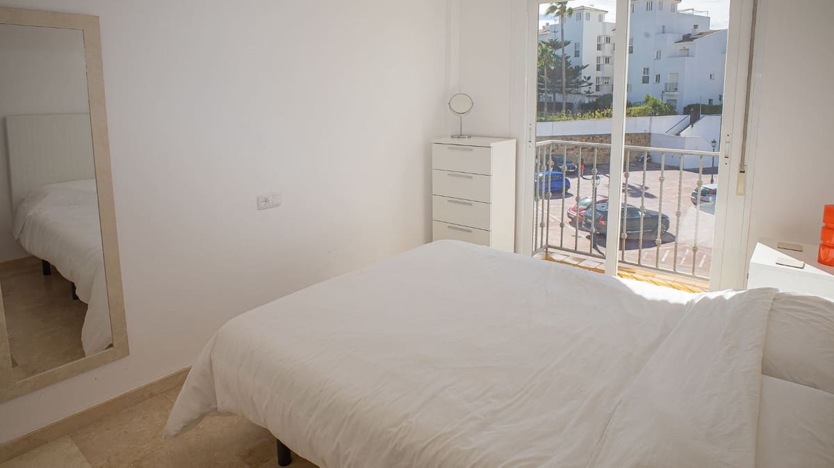 Apartamento de 2 habitaciones en La Duquesa / Puerto de la Duquesa en venta con piscina garaje - 295.000 € (Ref: 10179237)