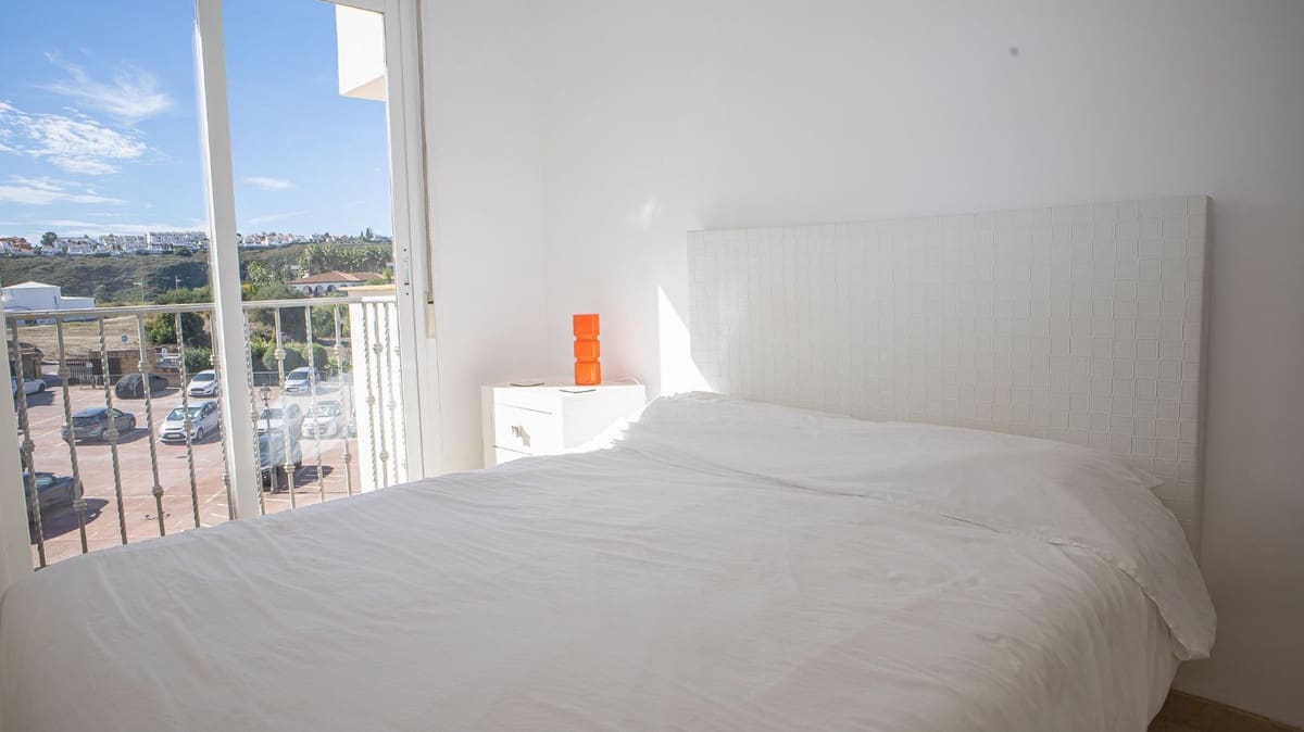 Apartamento de 2 habitaciones en La Duquesa / Puerto de la Duquesa en venta con piscina garaje - 295.000 € (Ref: 10179237)