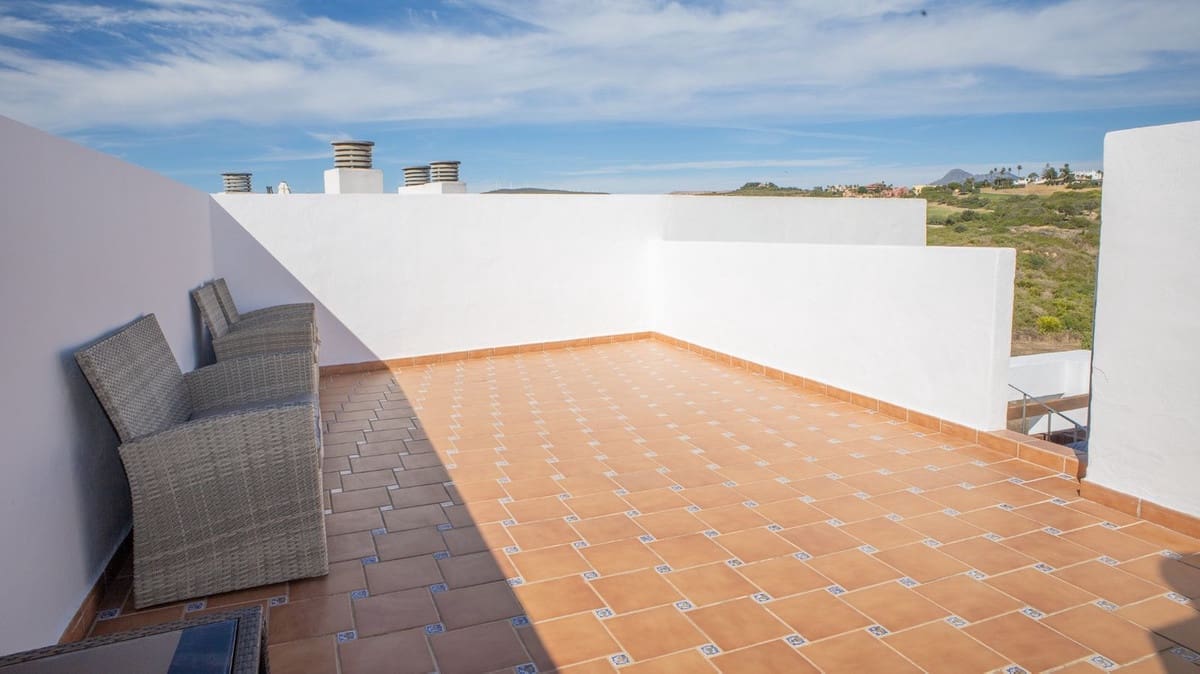 Apartamento de 2 habitaciones en La Duquesa / Puerto de la Duquesa en venta con piscina garaje - 295.000 € (Ref: 10179237)