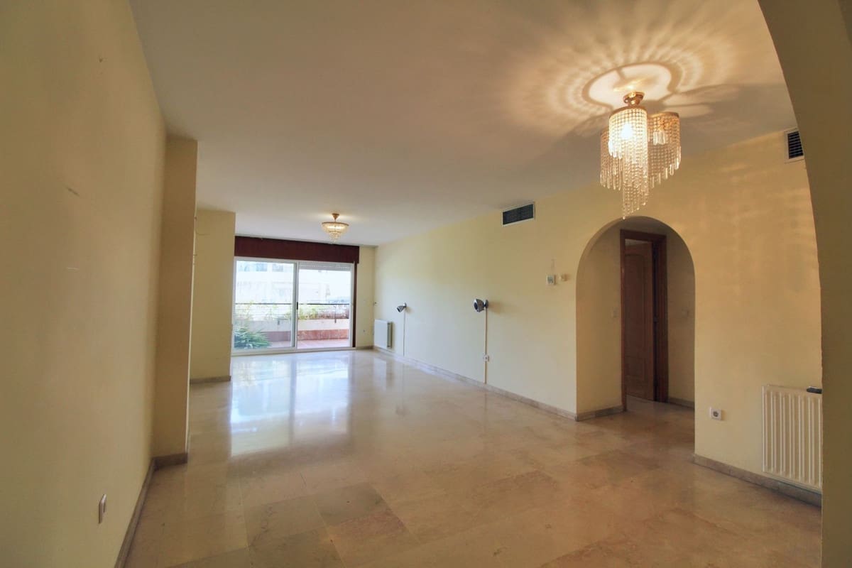 2 slaapkamer Appartement te koop in Guadalmina met zwembad garage - € 370.000 (Ref: 10181741)