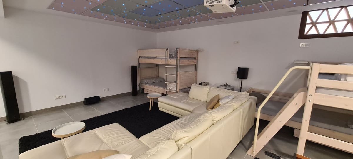 3 soveværelse Villa til salg i Mijas Costa med swimmingpool garage - € 1.350.000 (Ref: 7064171)