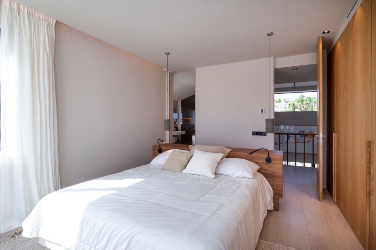 6 bedroom Villa for sale in Nueva Andalucia with pool garage - € 5,250,000 (Ref: 7510698)