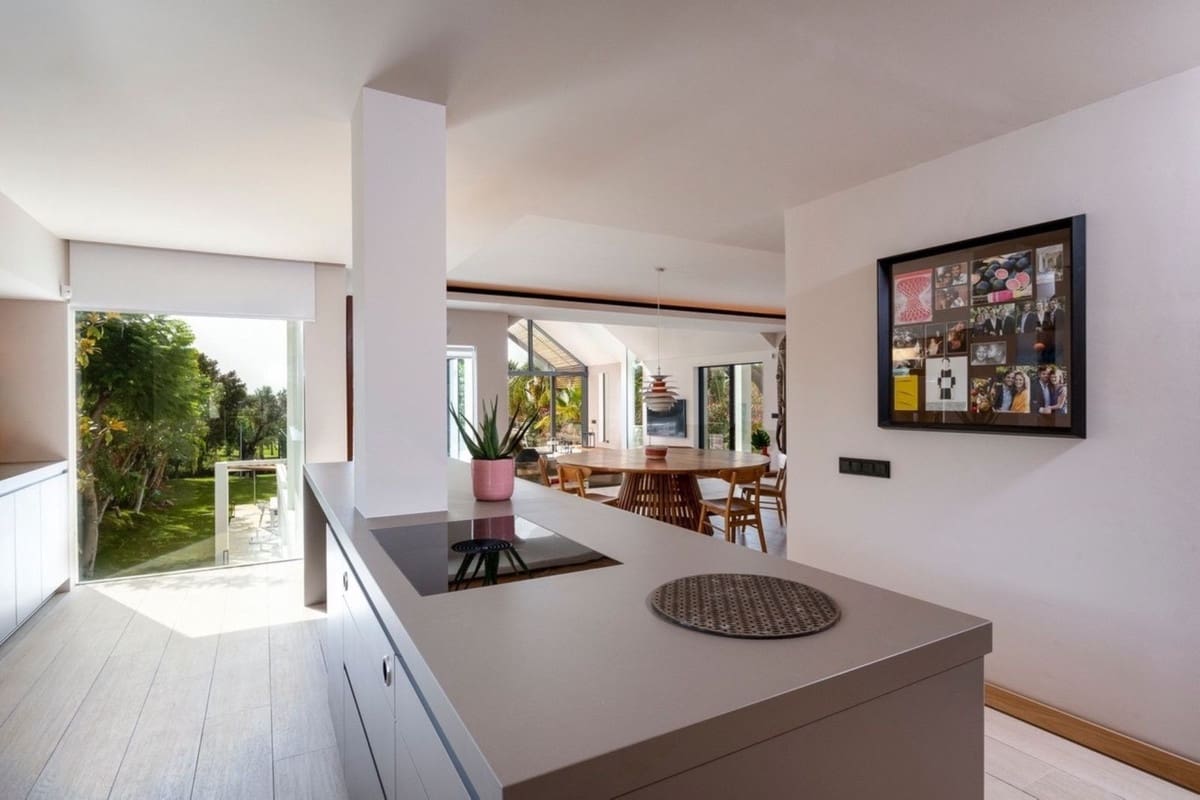 6 bedroom Villa for sale in Nueva Andalucia with pool garage - € 5,250,000 (Ref: 7510698)