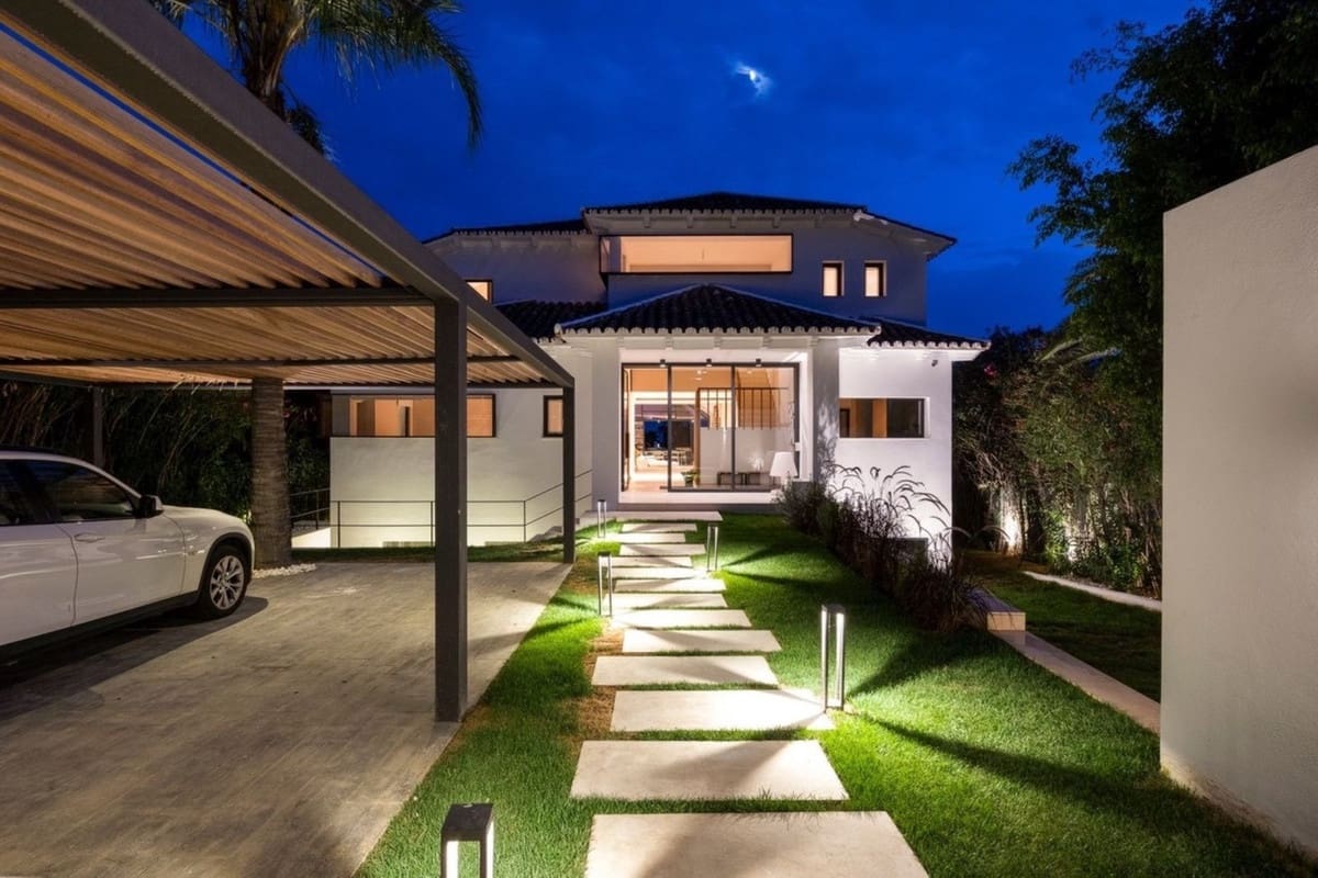 6 bedroom Villa for sale in Nueva Andalucia with pool garage - € 5,250,000 (Ref: 7510698)