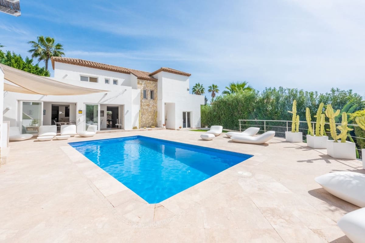 5 bedroom Villa for sale in Nueva Andalucia with pool - € 2,490,000 (Ref: 7510852)