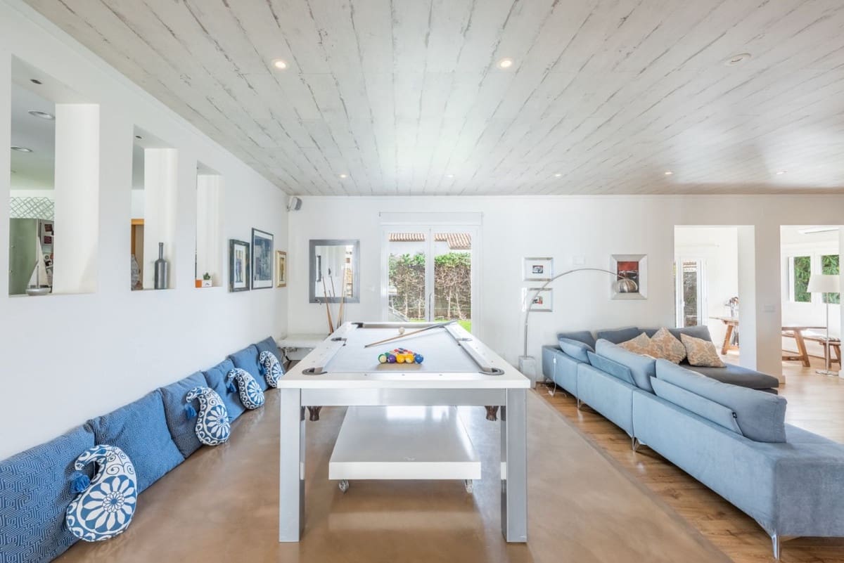 5 bedroom Villa for sale in Nueva Andalucia with pool - € 2,490,000 (Ref: 7510852)