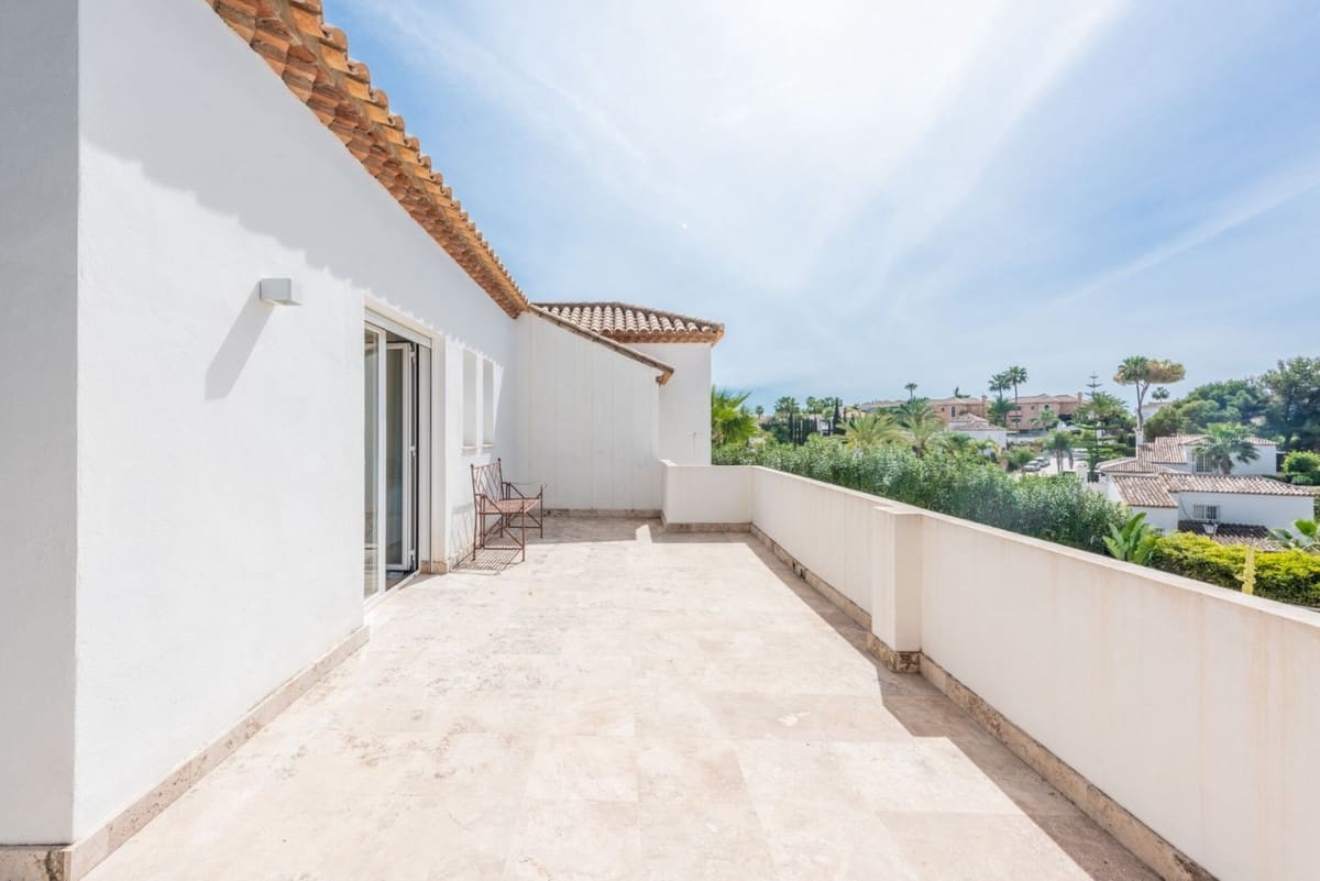 5 bedroom Villa for sale in Nueva Andalucia with pool - € 2,490,000 (Ref: 7510852)