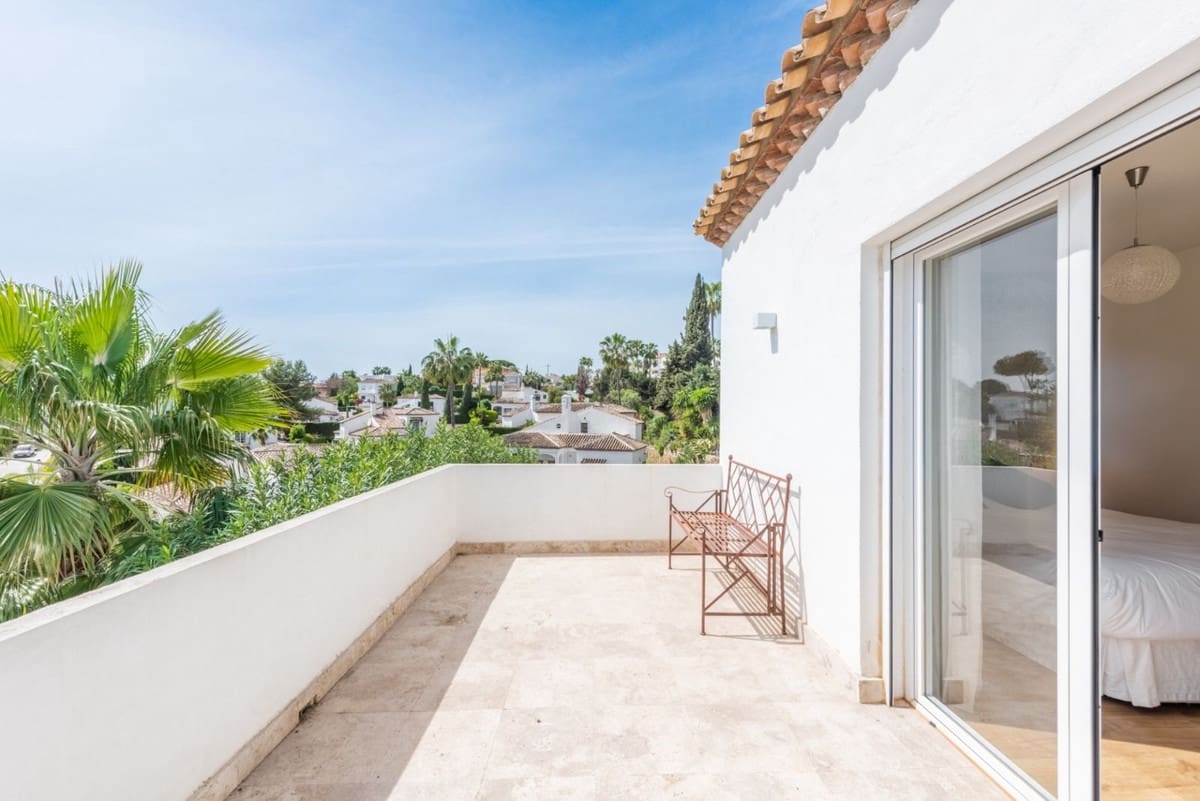 5 bedroom Villa for sale in Nueva Andalucia with pool - € 2,490,000 (Ref: 7510852)