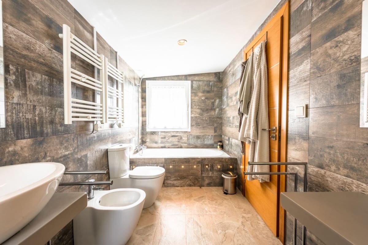 5 bedroom Villa for sale in Nueva Andalucia with pool - € 2,490,000 (Ref: 7510852)