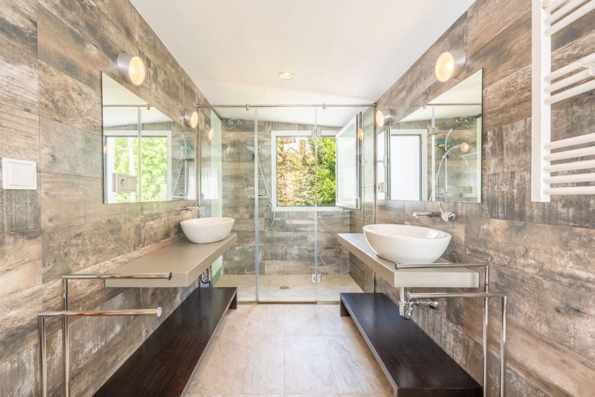 5 bedroom Villa for sale in Nueva Andalucia with pool - € 2,490,000 (Ref: 7510852)