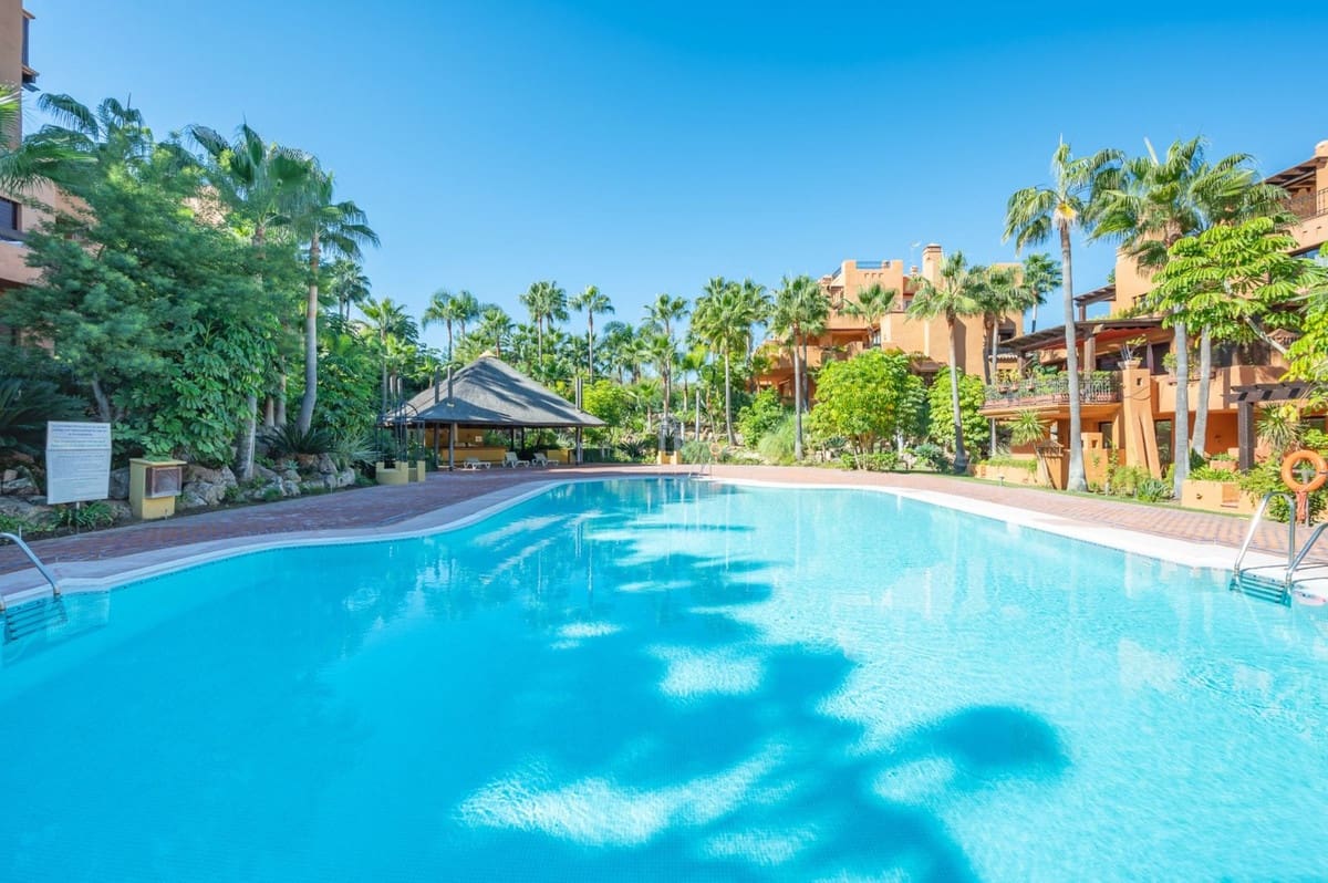 3 bedroom Apartment for sale in Nueva Andalucia - € 1,900,000 (Ref: 7706215)