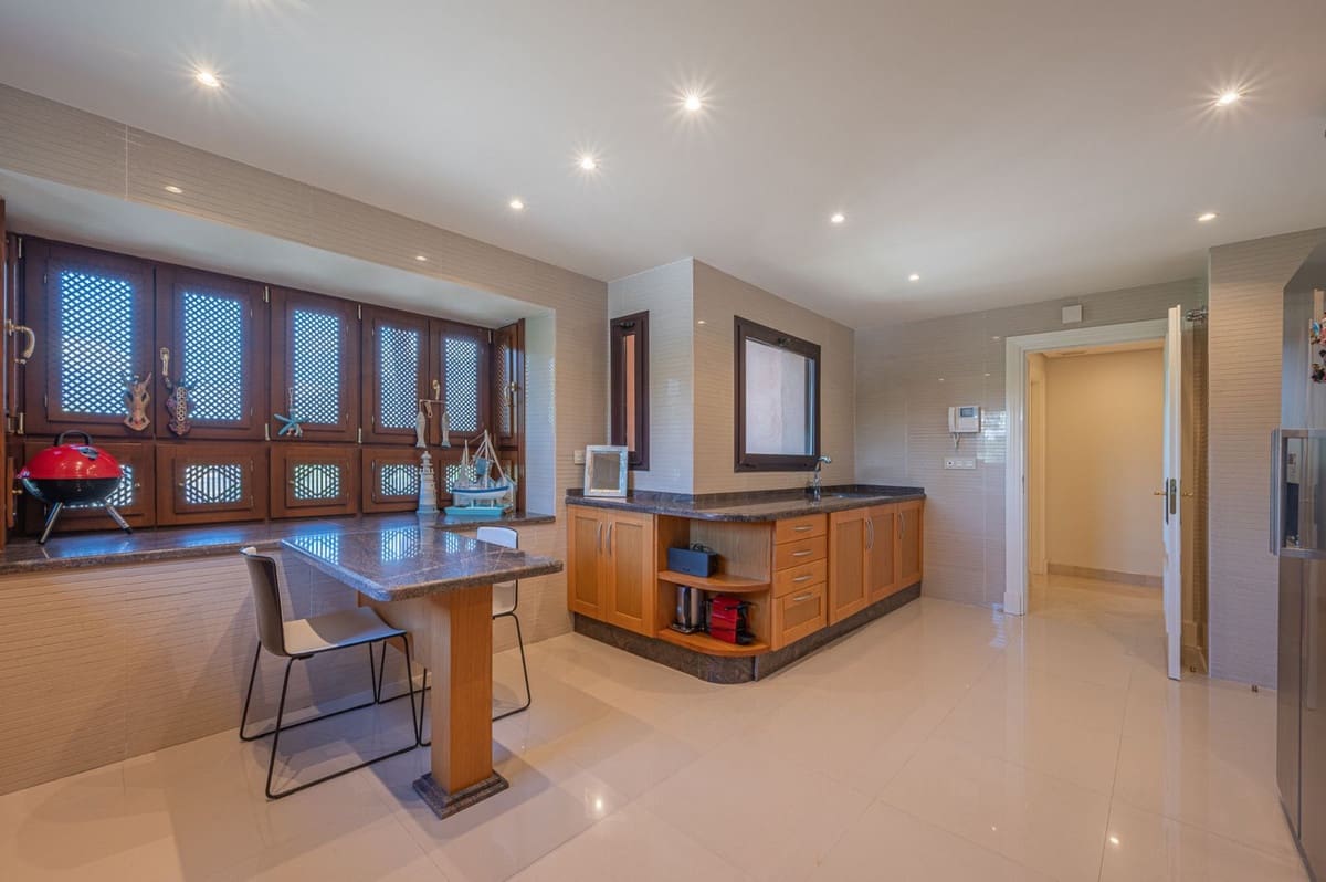 3 bedroom Apartment for sale in Nueva Andalucia - € 1,900,000 (Ref: 7706215)