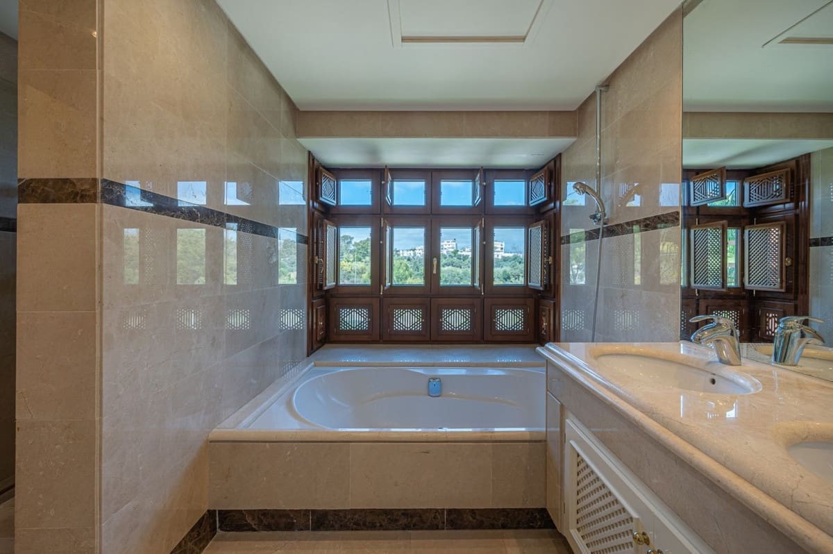 3 bedroom Apartment for sale in Nueva Andalucia - € 1,900,000 (Ref: 7706215)