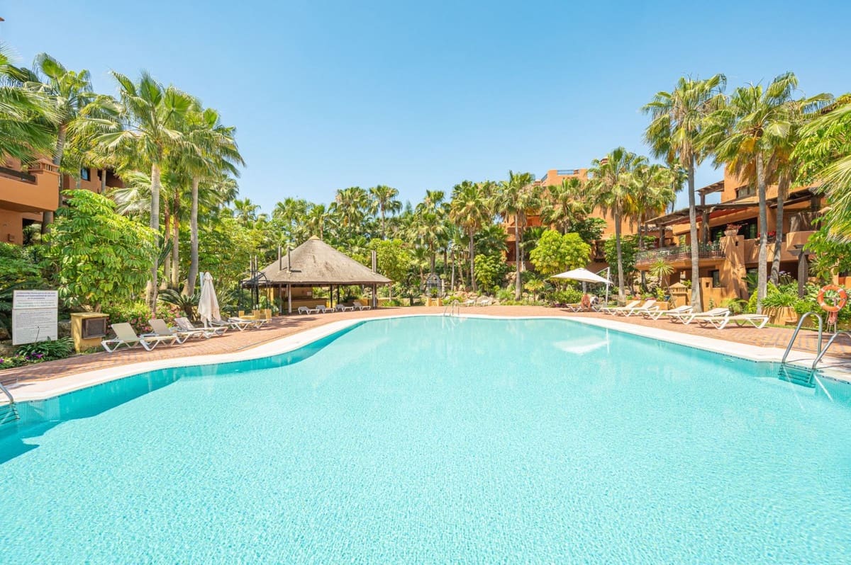 3 bedroom Apartment for sale in Nueva Andalucia - € 1,900,000 (Ref: 7706215)