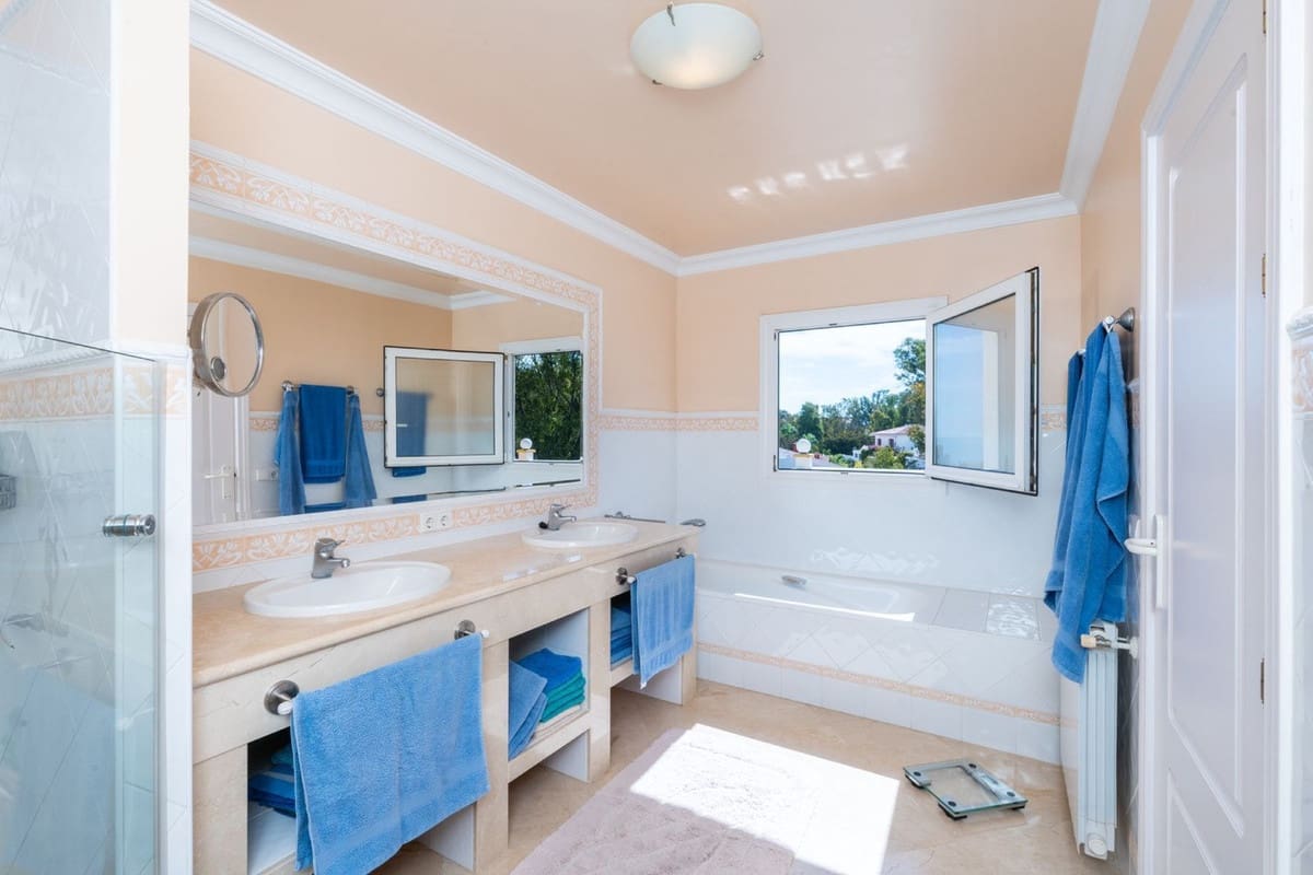 3 soveværelse Villa til salg i La Cala de Mijas med swimmingpool garage - € 1.375.000 (Ref: 7840717)