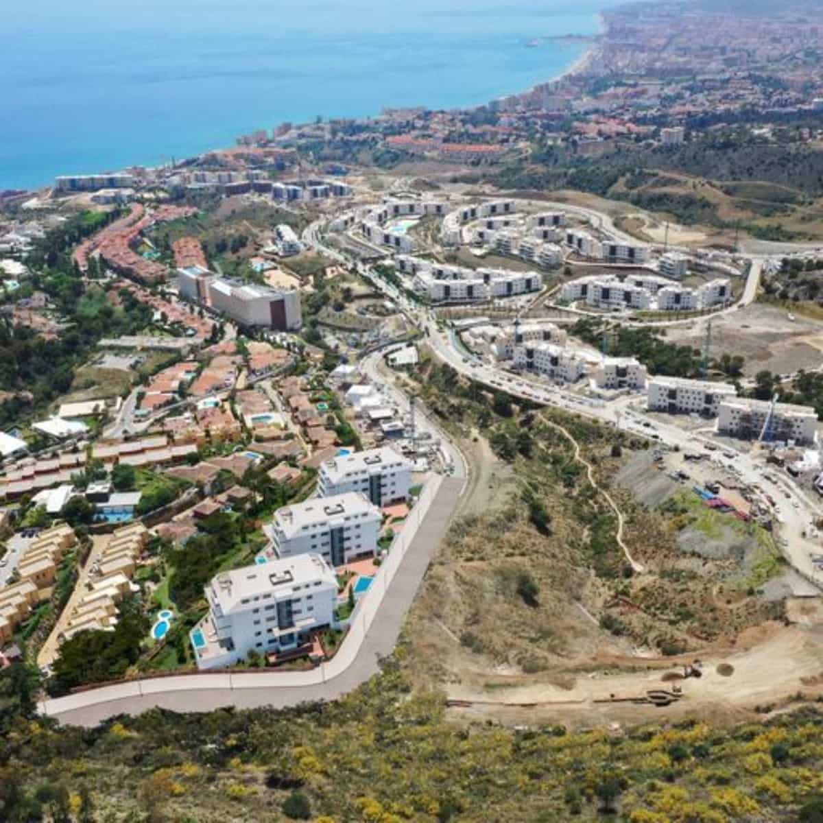 2 bedroom Apartment for sale in Fuengirola with pool garage - € 669,000 (Ref: 7918898)
