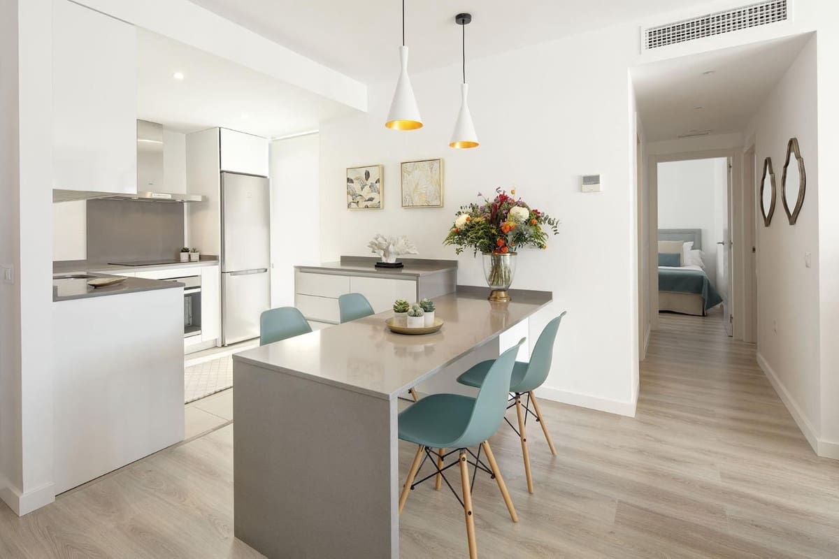 2 soverom Leilighet til salgs i Nueva Andalucia med svømmebasseng garasje - € 395 000 (Ref: 7960962)