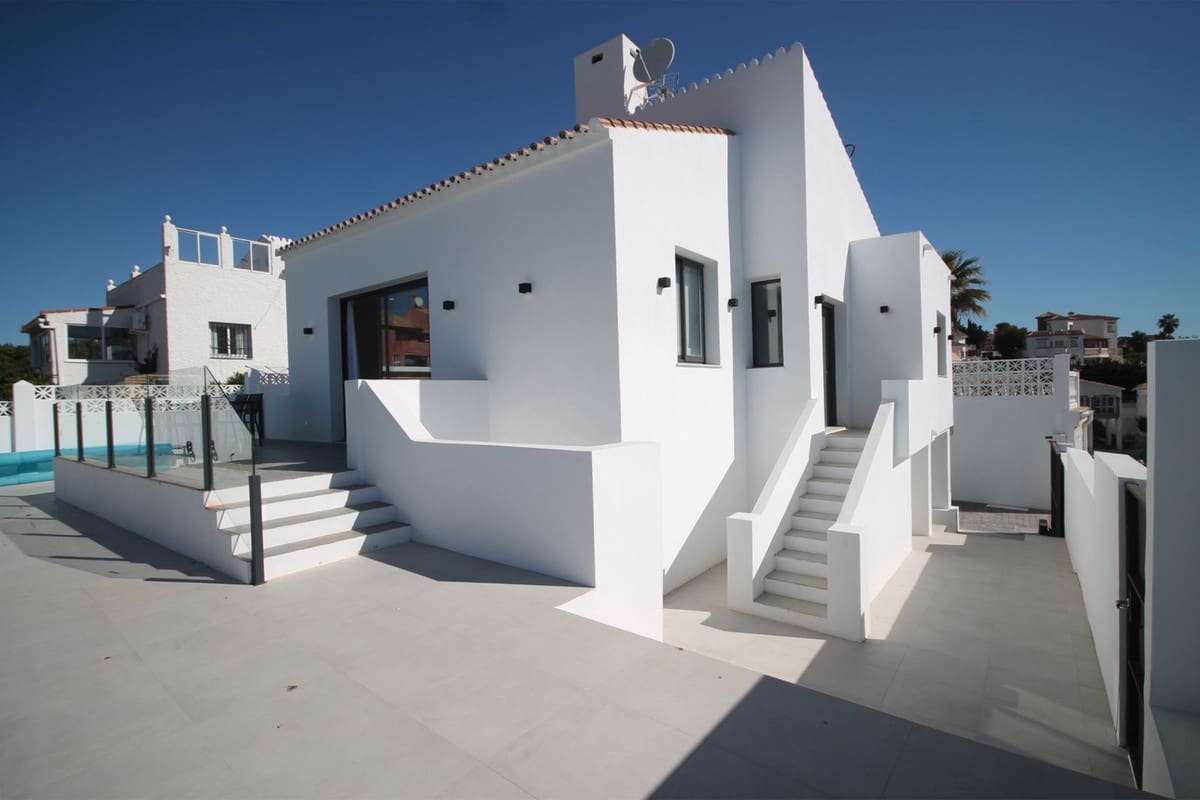 4 bedroom Villa for sale in El Faro with pool garage - € 899,000 (Ref: 8280124)