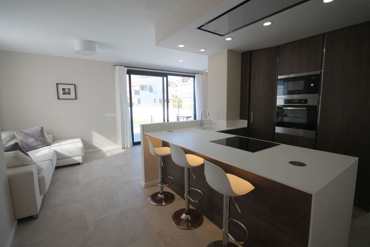 4 bedroom Villa for sale in El Faro with pool garage - € 899,000 (Ref: 8280124)