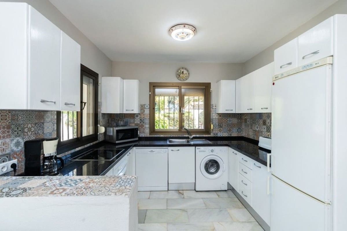 3 sypialnia Willa na sprzedaż w Marbesa z basenem garażem - 1 680 000 € (Ref: 8329081)