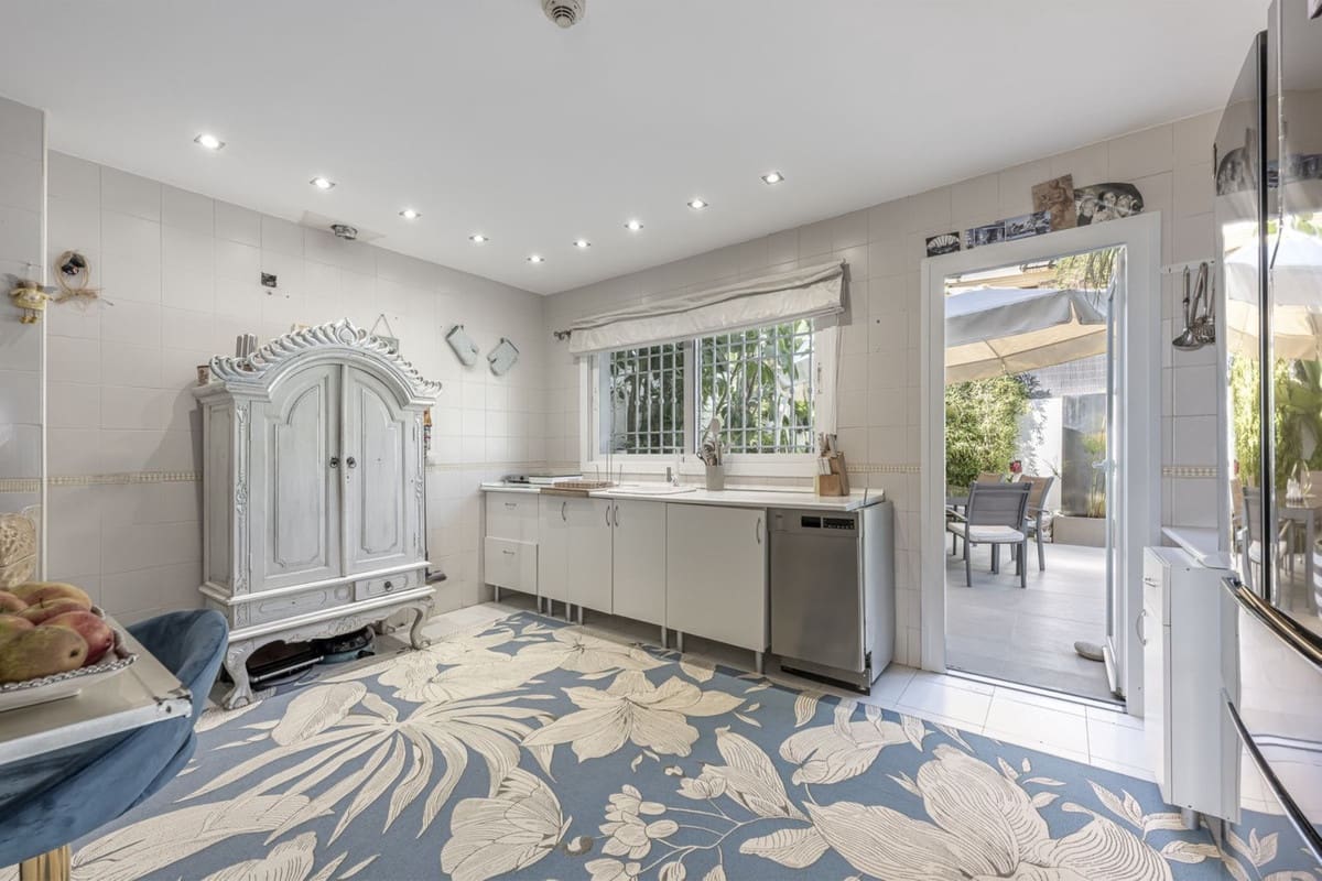 3 bedroom Townhouse for sale in La Mairena with garage - € 980,000 (Ref: 8474268)