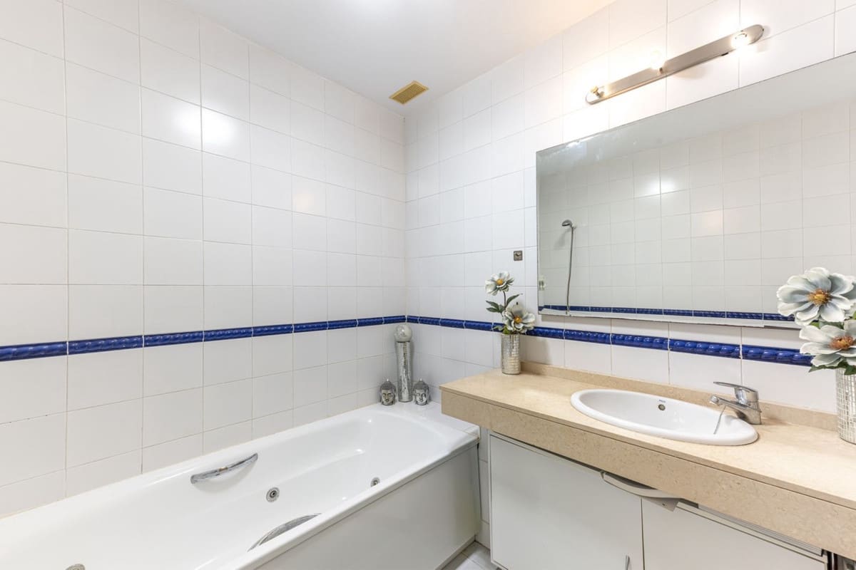 3 bedroom Townhouse for sale in La Mairena with garage - € 980,000 (Ref: 8474268)