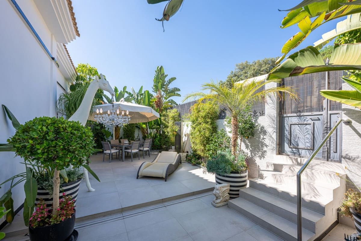 3 bedroom Townhouse for sale in La Mairena with garage - € 980,000 (Ref: 8474268)