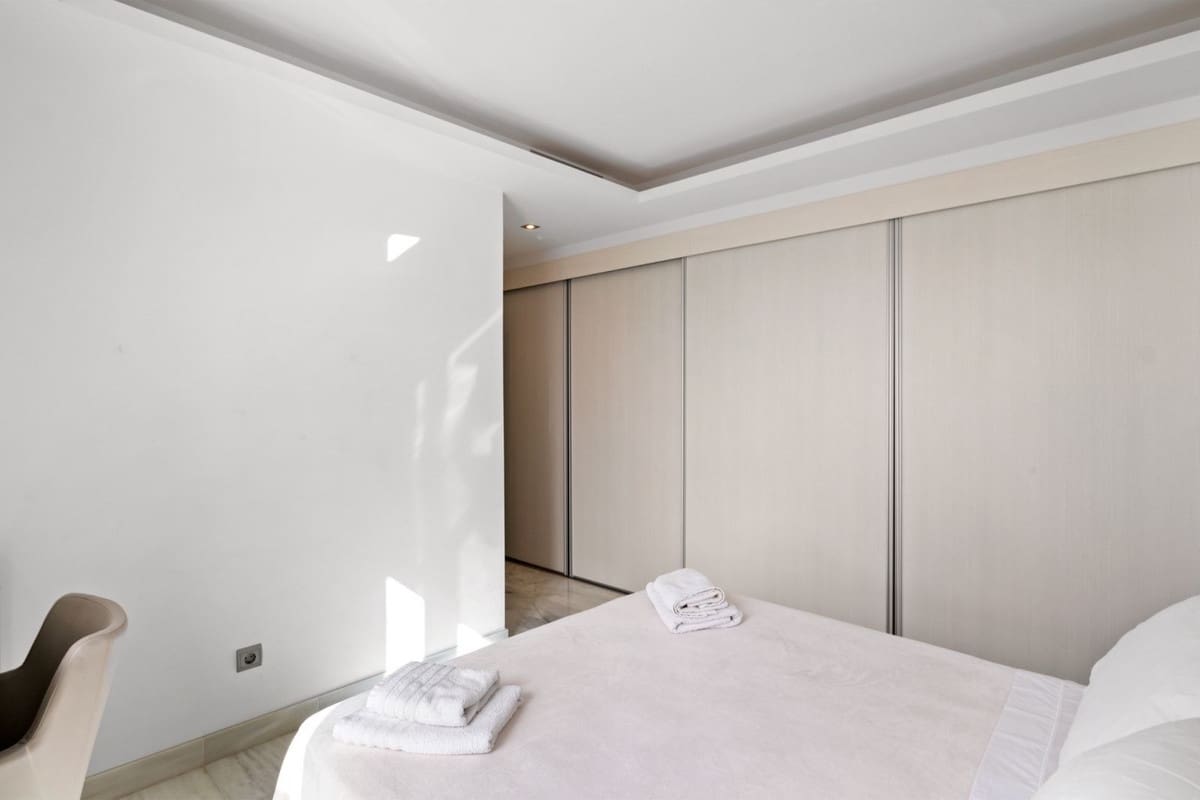 3 bedroom Apartment for sale in San Pedro de Alcantara with pool garage - € 1,150,000 (Ref: 8481490)