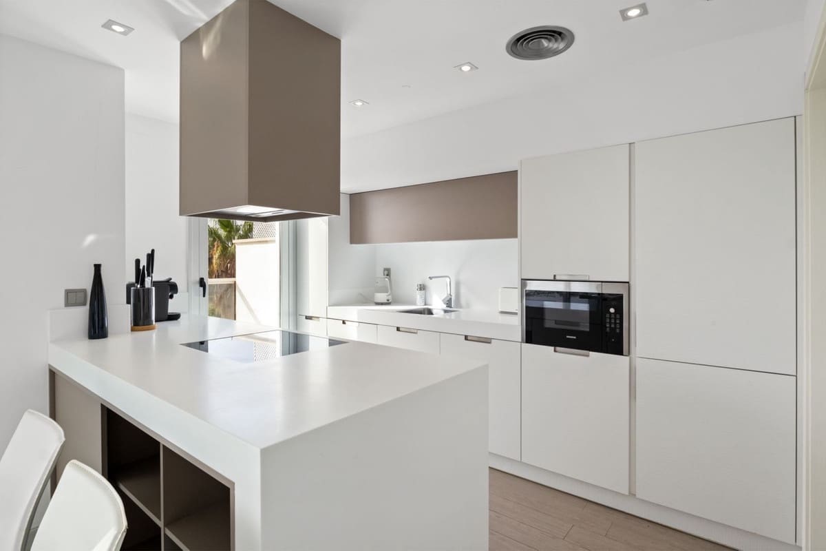 3 bedroom Apartment for sale in San Pedro de Alcantara with pool garage - € 1,150,000 (Ref: 8481490)