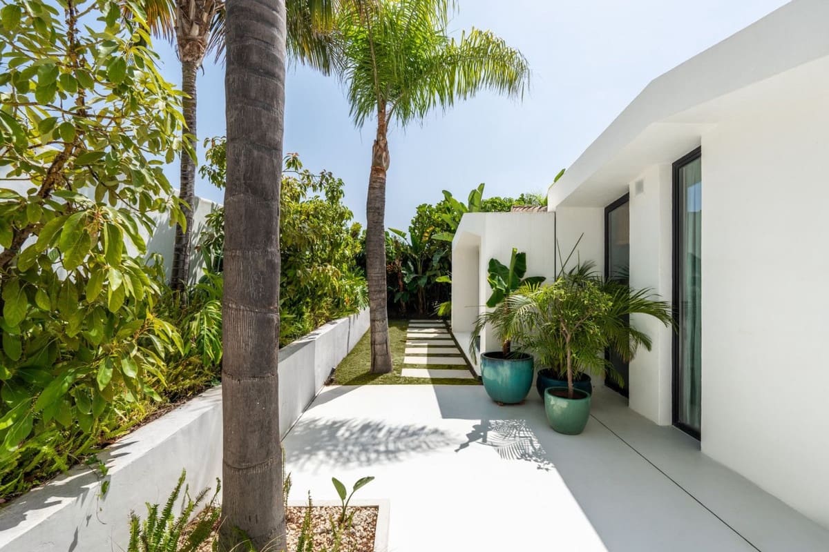 5 bedroom Villa for sale in Nueva Andalucia with pool garage - € 5,895,000 (Ref: 8524264)