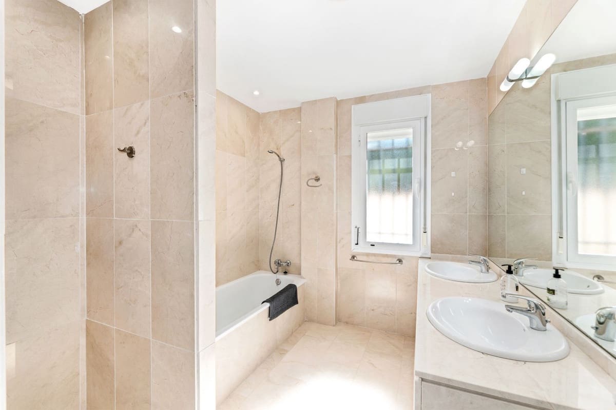 4 Zimmer Villa zu verkaufen in Riviera del Sol mit Pool Garage - 699.000 € (Ref: 8581041)