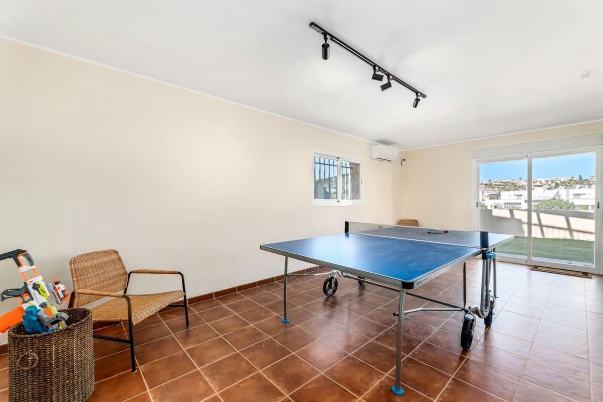 4 Zimmer Villa zu verkaufen in Riviera del Sol mit Pool Garage - 699.000 € (Ref: 8581041)