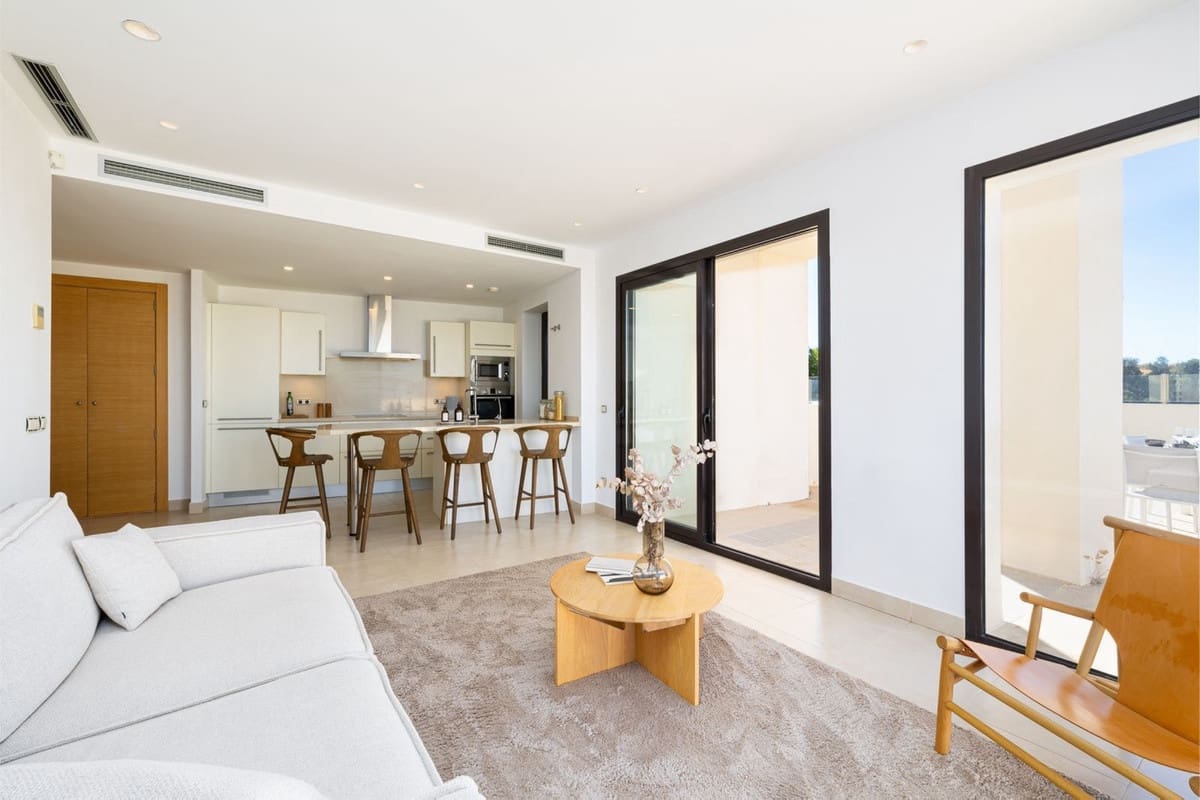 2 soverom Penthouse til salgs i Los Monteros med svømmebasseng garasje - € 579 000 (Ref: 8581042)