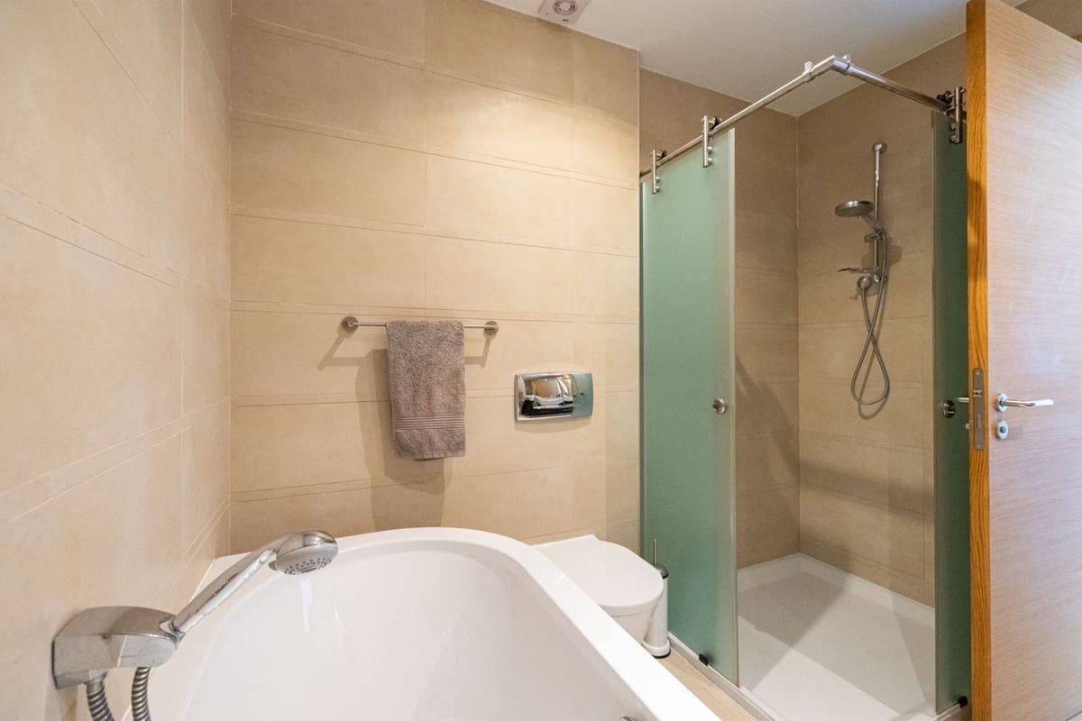 2 soverom Penthouse til salgs i Los Monteros med svømmebasseng garasje - € 579 000 (Ref: 8581042)