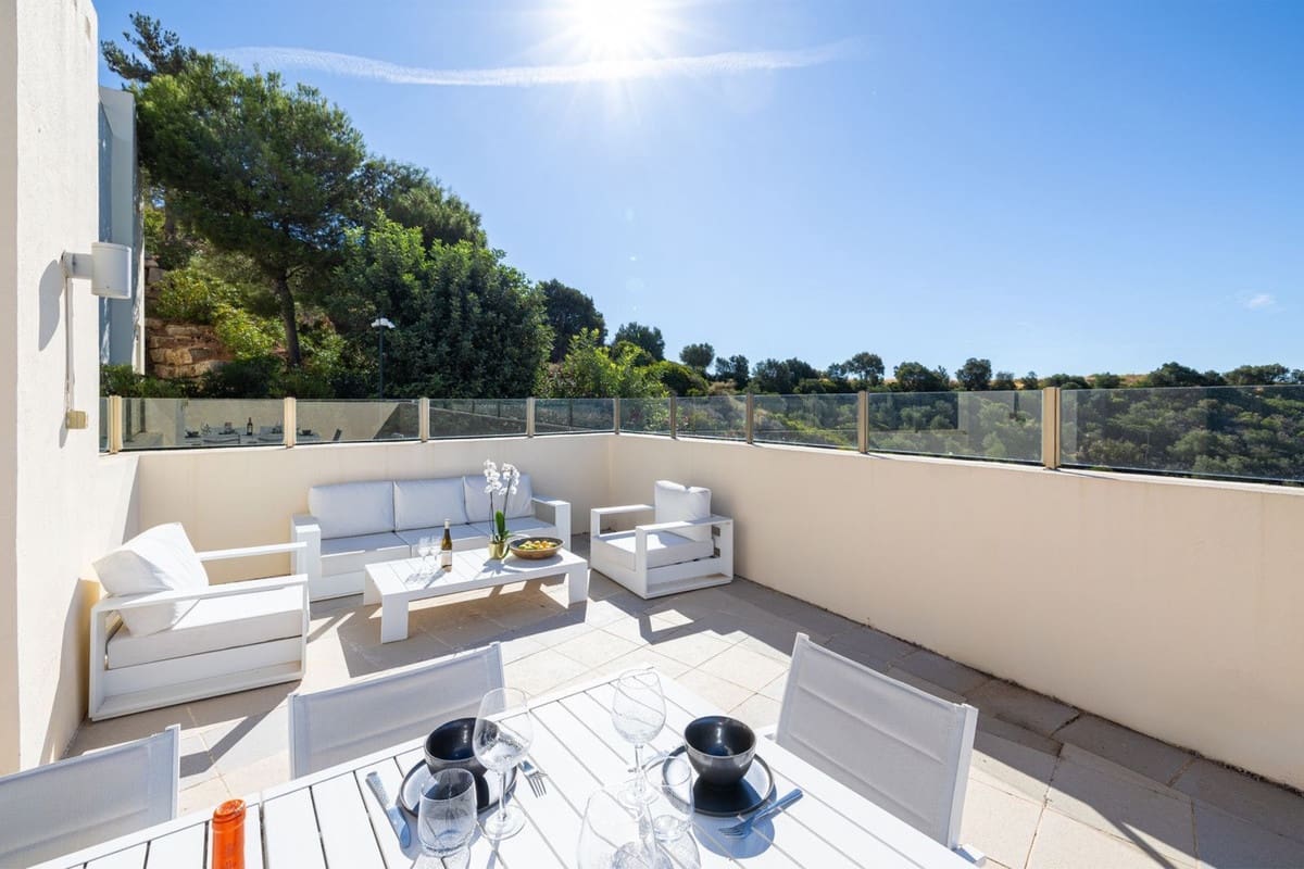 2 soverom Penthouse til salgs i Los Monteros med svømmebasseng garasje - € 579 000 (Ref: 8581042)