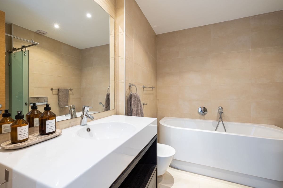 2 slaapkamer Penthouse te koop in Los Monteros met zwembad garage - € 579.000 (Ref: 8581042)