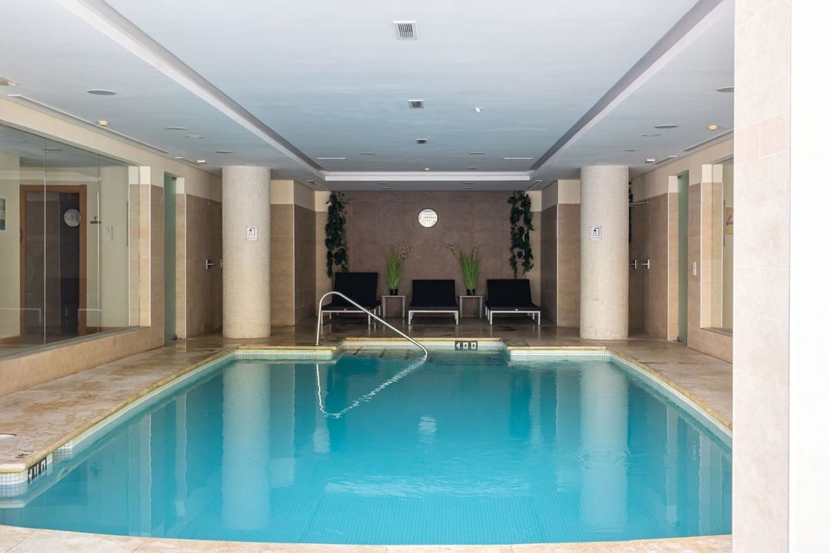 2 slaapkamer Penthouse te koop in Los Monteros met zwembad garage - € 579.000 (Ref: 8581042)