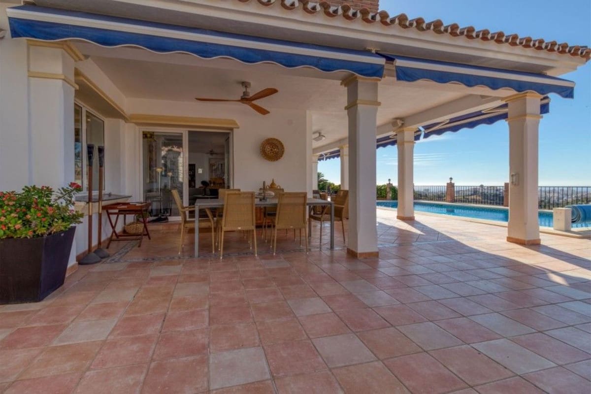 4 bedroom Villa for sale in Mijas with pool garage - € 1,499,000 (Ref: 8594287)